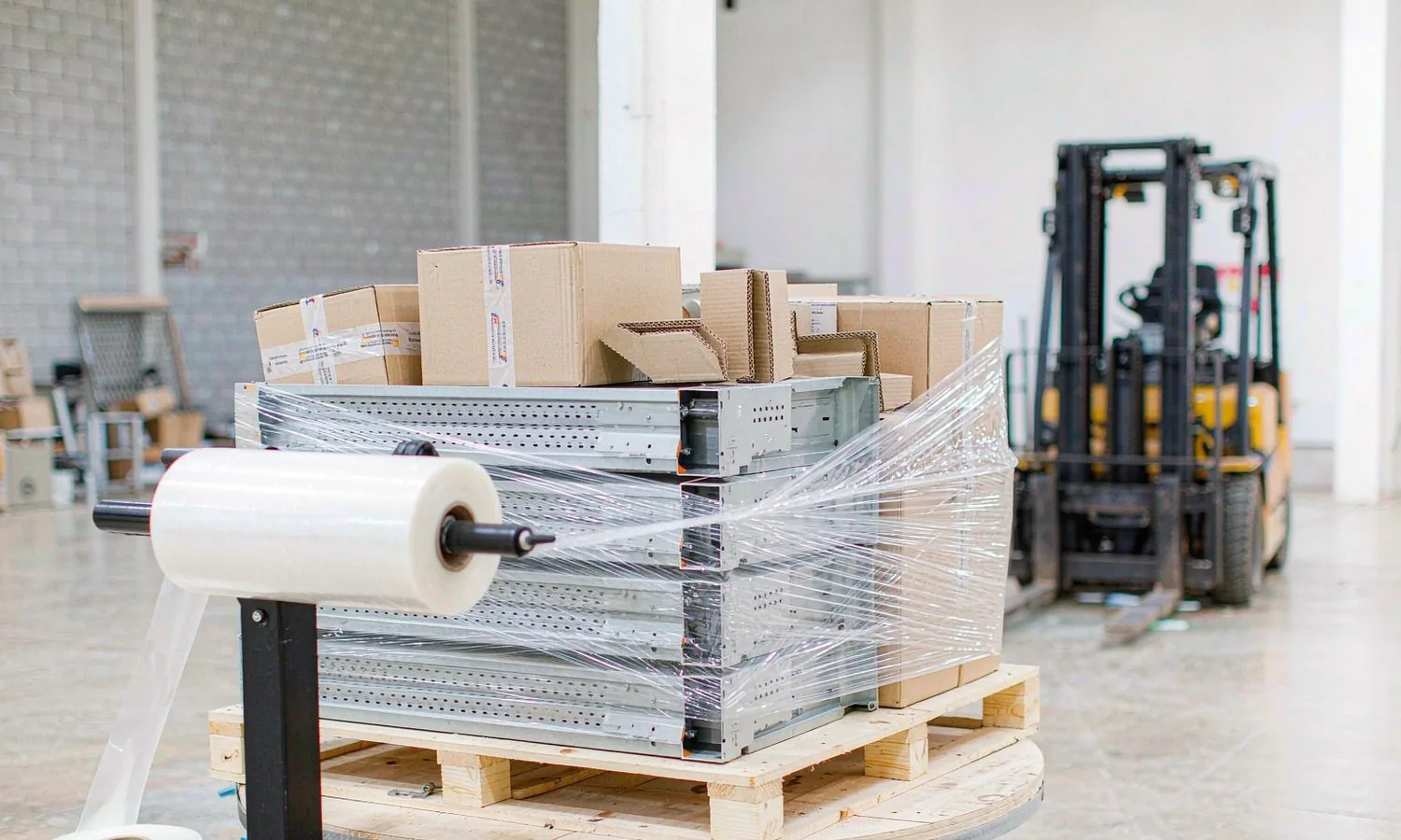 Export packaging with cartons stretch wrapped on a pallet