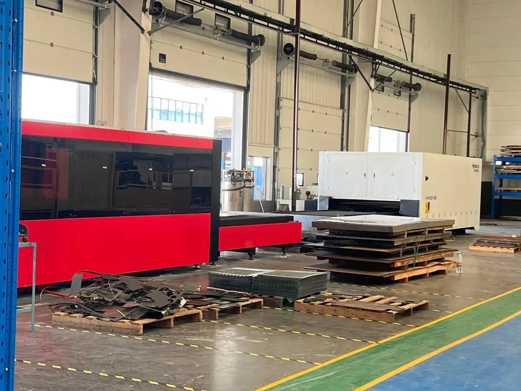 Fiber laser cutting machine cutting steel in the Anjue Metal workshop