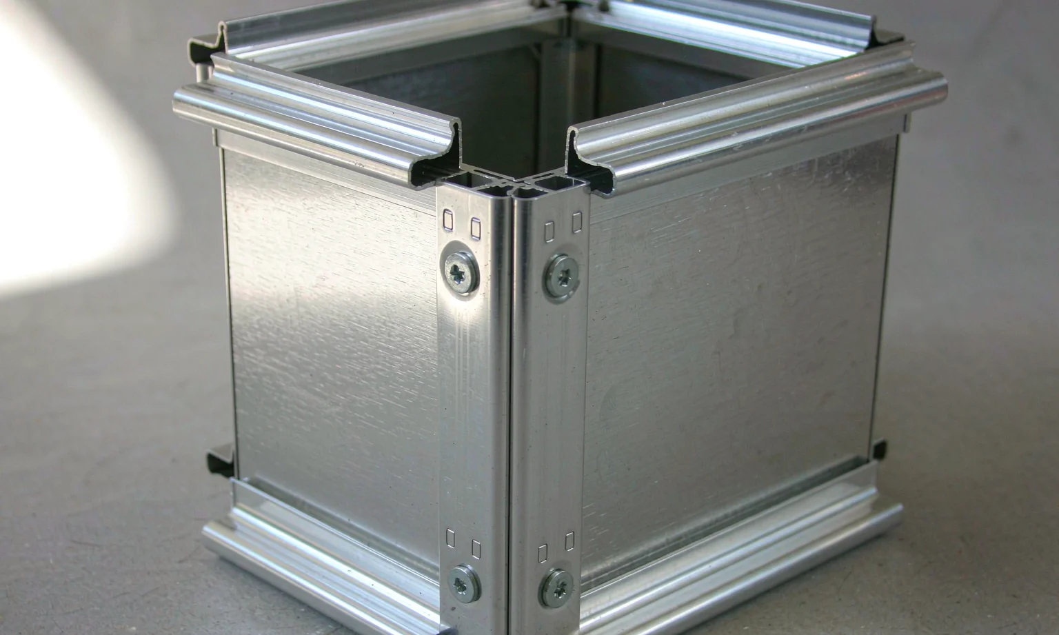 Aluminium extrusion profile enclosure corner with bevelled panels