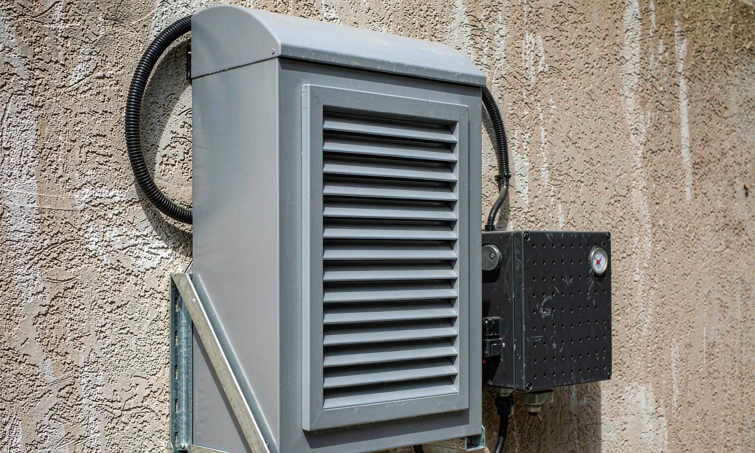 Wall-mounted outdoor solar inverter enclosure with louvres