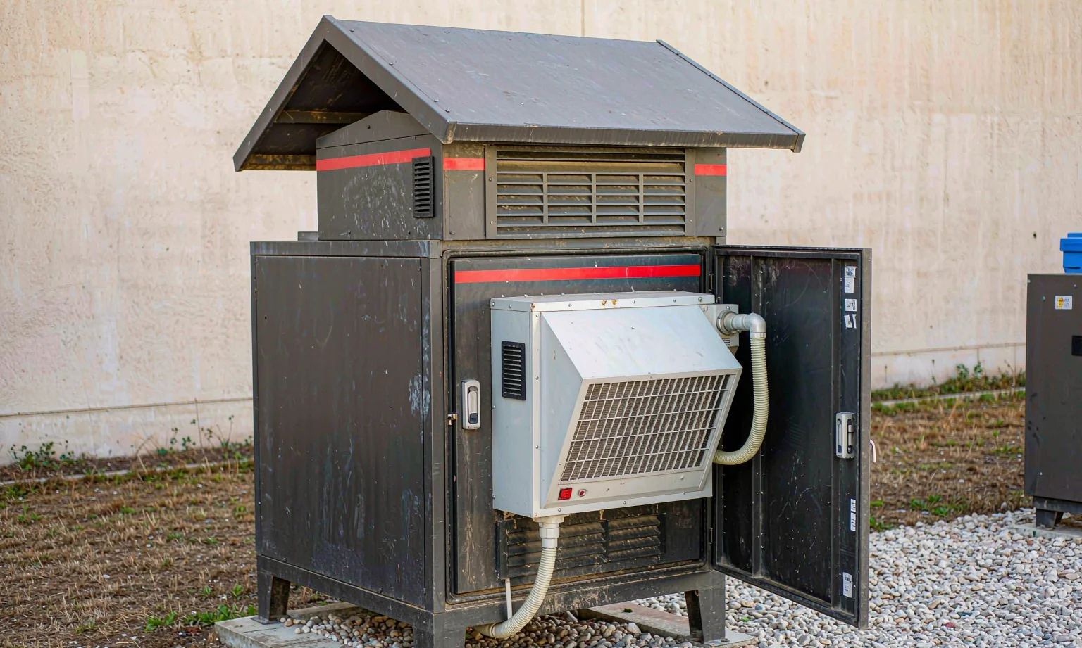 Outdoor telecom cabinet with door-mounted heat exchanger